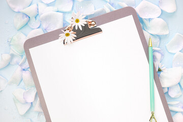 장미꽃잎과 클립보드 목업