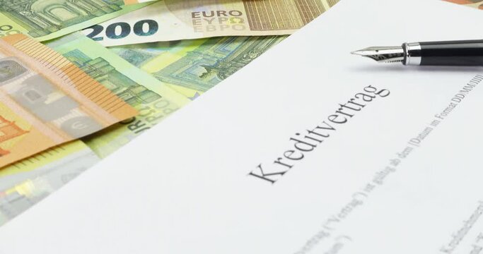 Viele Euro Geldscheine und ein Kreditvertrag