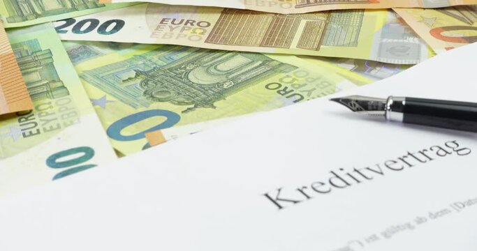 Viele Euro Geldscheine und ein Kreditvertrag