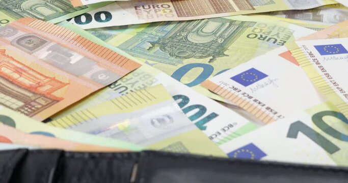 Geldb&ouml;rse und viele Euro Banknoten
