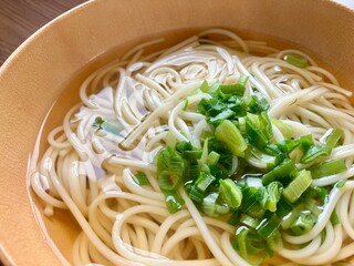 ネギたっぷりの長崎名物の五島うどん