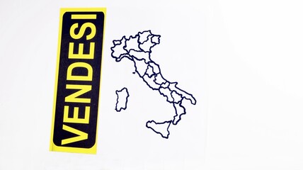 Il cartello stampato rappresenta un immobile in vendita con mappa dell'Italia