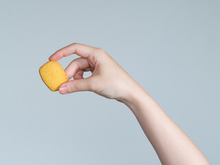 クッキーを持つ手