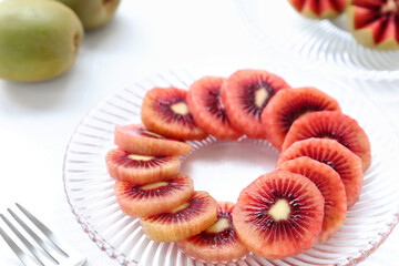 ガラス皿の上のスライスしたレッドキウイフルーツ　ルビーレッドキウイフルーツ