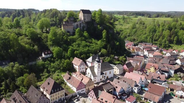 Burg Pottenstein mit Altstadt der Fr&auml;nkischen Schweiz in Bayern, Deutschland, 4k