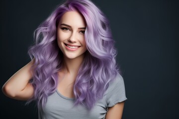 Naklejka premium smiling woman with vibrant purple hair