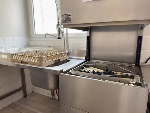 Lave vaisselle professionnel - Cuisine restaurant - collectivit&eacute;