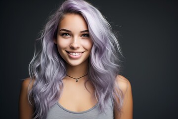 Naklejka premium smiling woman with vibrant purple hair