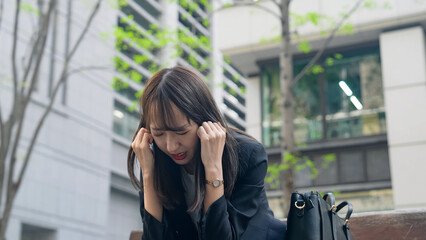 Fototapeta premium 街中で落ち込む女性ビジネスパーソン