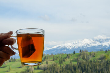 Kubek gorącej herbaty w górach, urlop wypoczynek. Tatry, Polska 