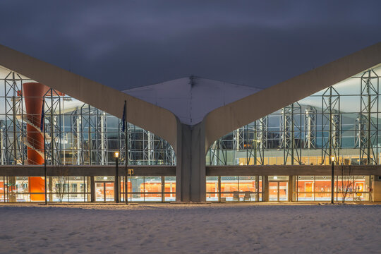 Germany, Hamburg, Exterior of indoor swimming pool Alsterschwimmhalle in winter