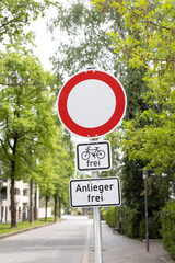 Verkehrszeichen verbieten Durchfahrt mit Ausnahme der Anlieger