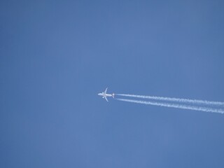 Passagierflugzeug an blauem Himmel