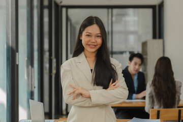 picture of businesspeople is looking into the camera in the office, front view of an entrepreneur smiling and posing with confidence, portrait of executive staff