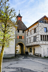 Obraz premium Valangin, Dorf, Eingangsturm, Turm, Schloss, Val-de-Ruz, Taleingang, Seyon-Schlucht, Kirche, Ringmauer, historische Häuser, Le Seyon, Fluss, Frühling, Neuenburg, Neuchâtel, Schweiz