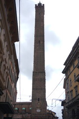 vista sulle due torri di bologna: garisenda e torre degli asinelli