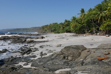 Felsen, Strand und Palmen an der K&uuml;ste von Montezuma auf der Halbinsel Nicoya bei Puntaremas in Costa Rica 