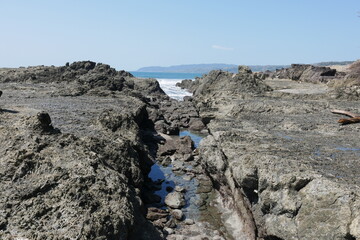 Felsen mit Spalt an der Küste von Montezuma auf der Halbinsel Nicoya bei Puntaremas in Costa Rica