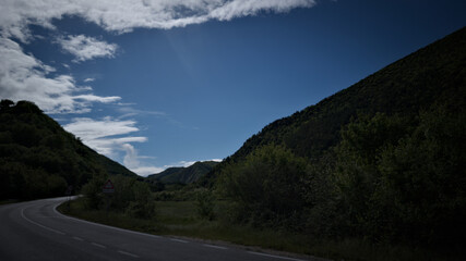 Strada che va verso le montagna