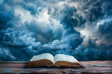 Otwarta Biblia leżąca na drewnianym stole na tle pochmurnego nieba - obrazy, fototapety, plakaty