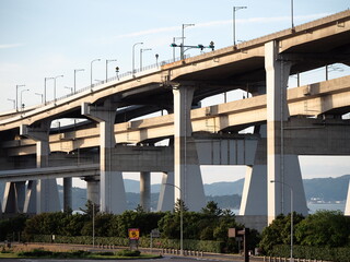 瀬戸大橋の鉄道と高速が立体交差している様子