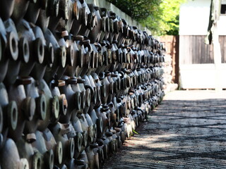 醤油蔵に醤油を貯蔵するための瓶が並んでいる様子
