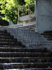 安藤忠雄建築の水が流れる階段