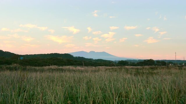 夕暮れのヨコスト湿原と樽前山シルエット　