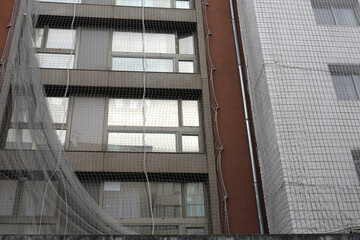 Filets de protection sur une façade d'immeuble