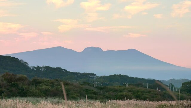 夕焼雲と樽前山シルエット　水蒸気があがる溶岩ドーム