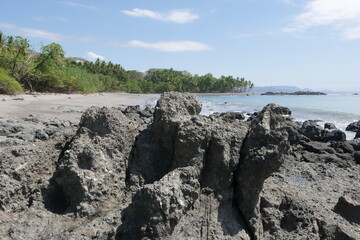 Fototapeta na wymiar Felsen an der Küste von Montezuma auf der Halbinsel Nicoya bei Puntaremas in Costa Rica