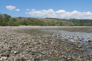 Kiesstrand bei Niedrigwasser an der Küste von Montezuma auf der Halbinsel Nicoya bei Puntaremas in Costa Rica
