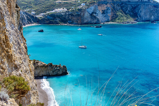 La spiaggia di Chiaia di Luna a Ponza