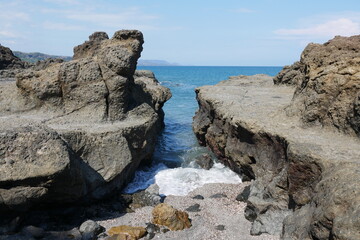 Wellen mit Gischt in Felsspalte bei Montezuma in Costa Rica
