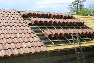 Toiture en tuiles canal ou romane