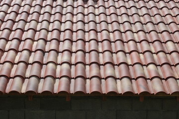 Toiture en tuiles canal ou romane