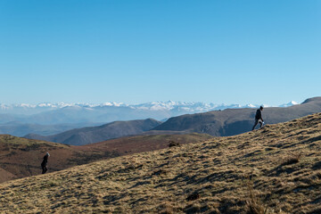 Dois turistas a desfrutarem do ar puro da montanha num subida acentuada em Artzamendi no País...
