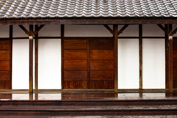 Porte extérieure coulissante d'architecture japonaise