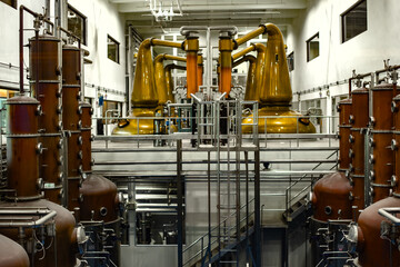 Distillerie de whisky dotée de tout l'équipement nécessaire à la production, dont ses alambics...