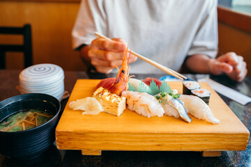寿司を食べる男性の手元