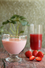 Strawberry pudding with strawberry juice.