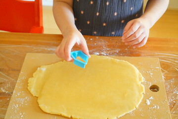 子供が手作りクッキーを作るところ