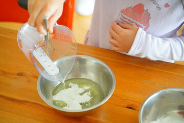 グミ作りに挑戦している小学3年生の女の子。