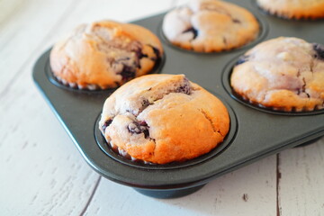 型から出す前の焼きたてブルーベリーマフィン