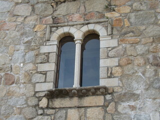 fachada ventana cristales con columna de castillo medieval
