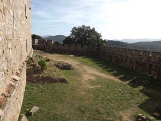 fortaleza terraza con césped en castillo medieval