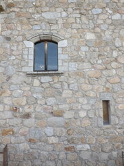 fachada piedras castillo medieval con ventana