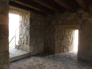 habitación antigua muros gruesos castillo medieval