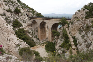 Aqueduc de la calanque de l'Erevine sur la c&ocirc;te bleue