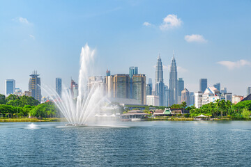 Naklejka premium Awesome Kuala Lumpur skyline. Scenic lake and fountains